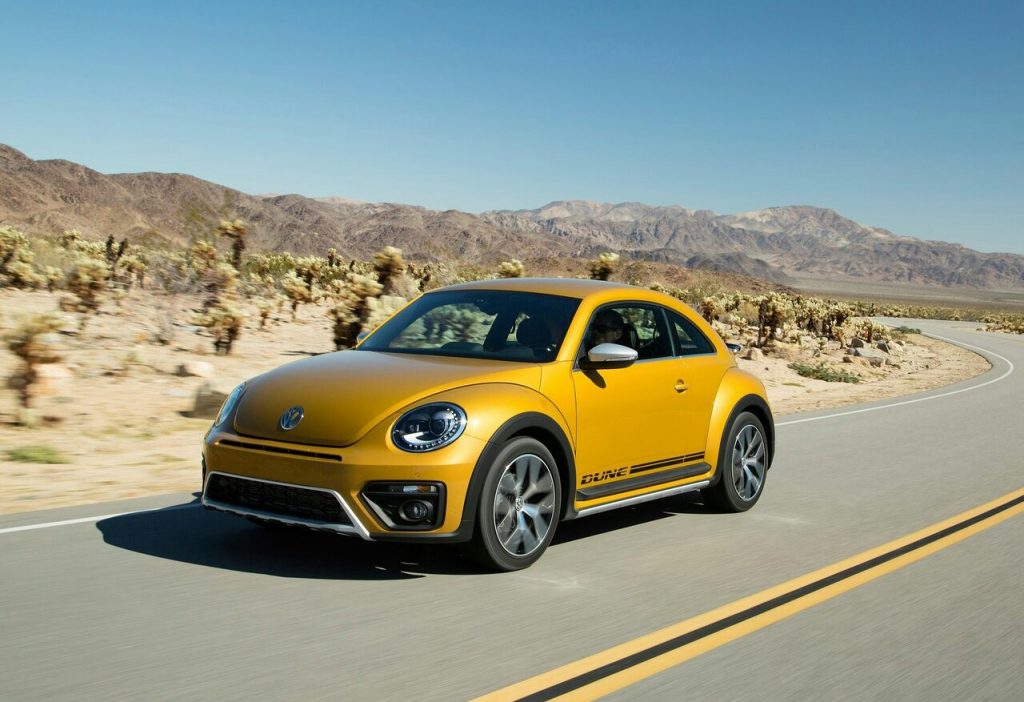 Volkswagen Beetle Dune coupe yolda önden görünüm