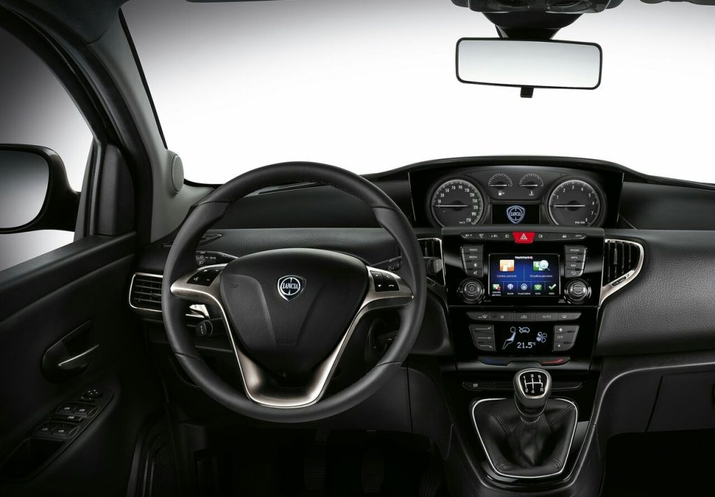 Lancia Ypsilon direksiyon gösterge paneli ve Uconnect ekranı