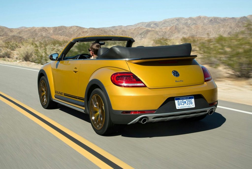 Volkswagen Beetle Dune Cabriolet yolda arka üç çeyrek görünüm
