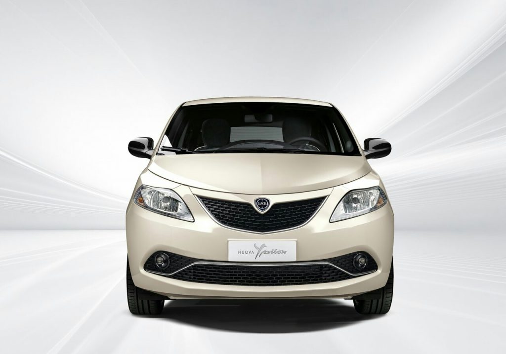 Lancia Ypsilon açık renk gövde önden görünüm