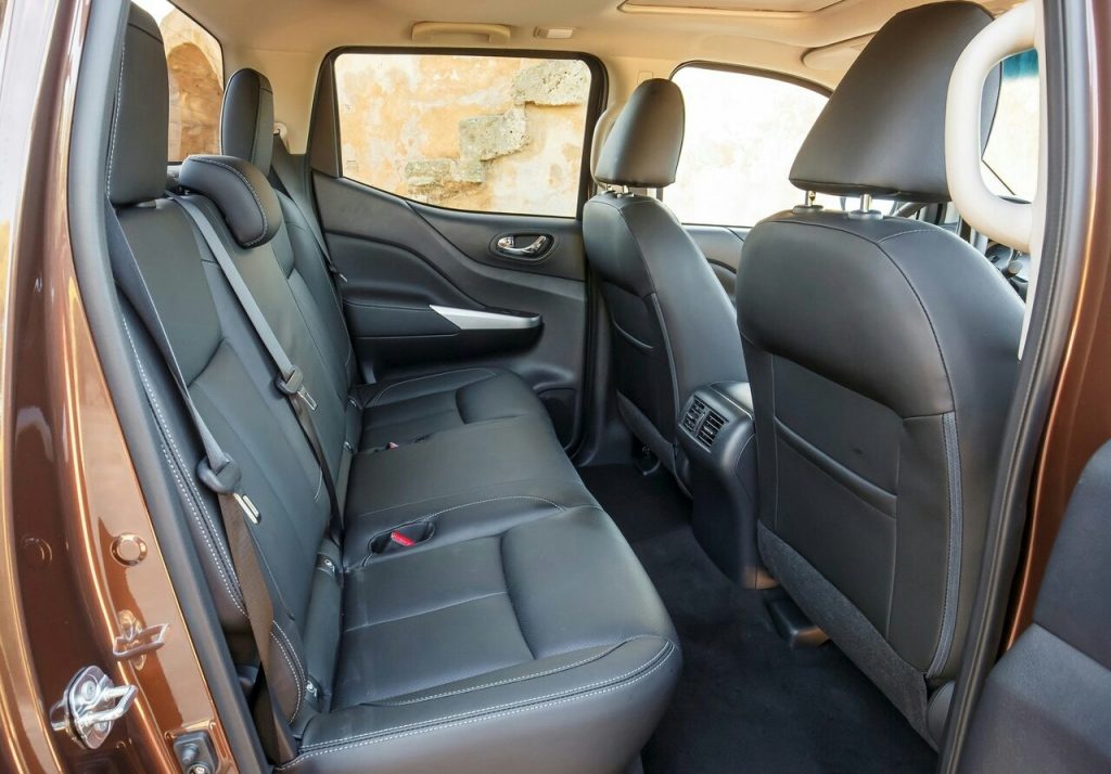 Nissan Navara NP300 Double Cab arka koltuklar