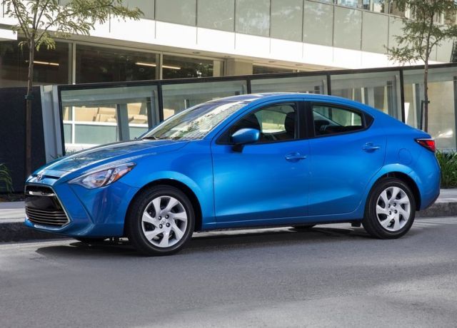 2016 Toyota Yaris Sedan mavi gövde ön üç çeyrek görünüm