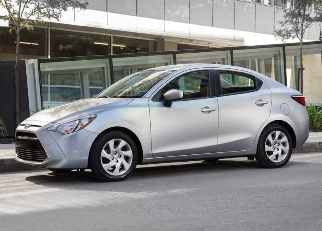 Gümüş Toyota Yaris Sedan ön üç çeyrek görünüm