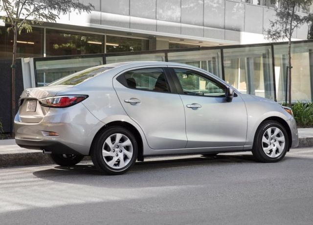 Gümüş Toyota Yaris Sedan arka üç çeyrek görünüm