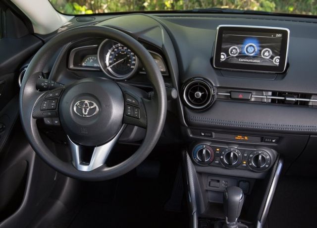 Toyota Yaris Sedan sürücü bölümü direksiyon gösterge paneli ve ekran