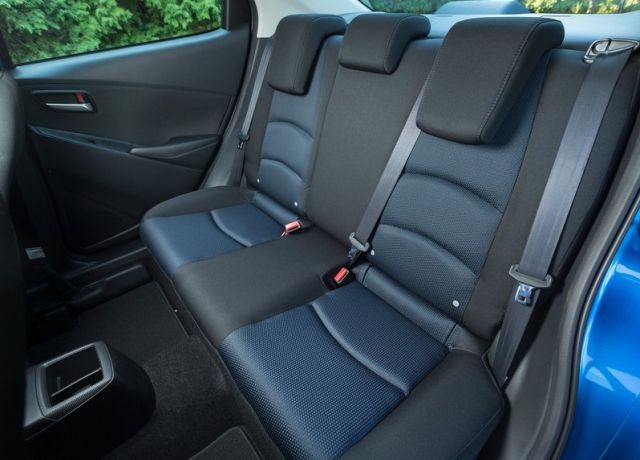 Toyota Yaris Sedan arka koltuk sırası ve emniyet kemerleri