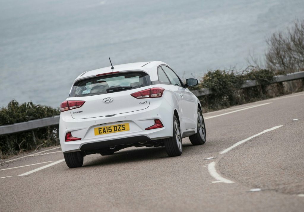 Hyundai i20 Coupe arka üç çeyrek sürüş görünümü
