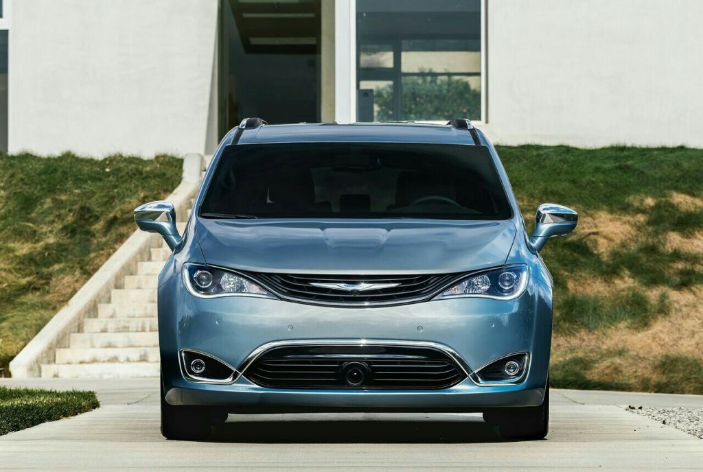 Chrysler Pacifica Hybrid önden görünüm