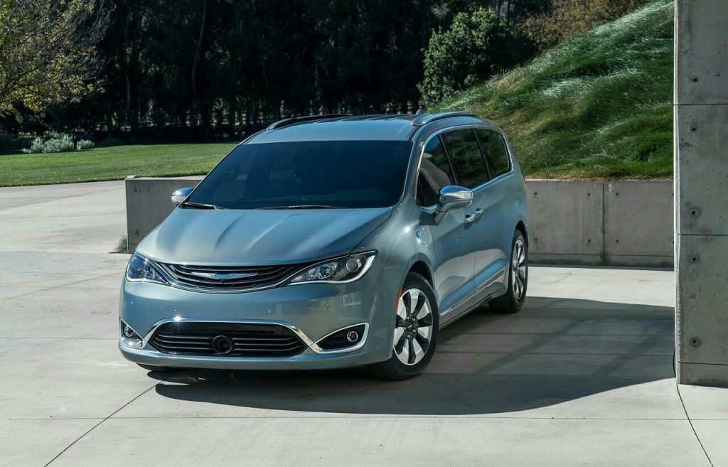 Chrysler Pacifica Hybrid önden yüksek açı görünüm