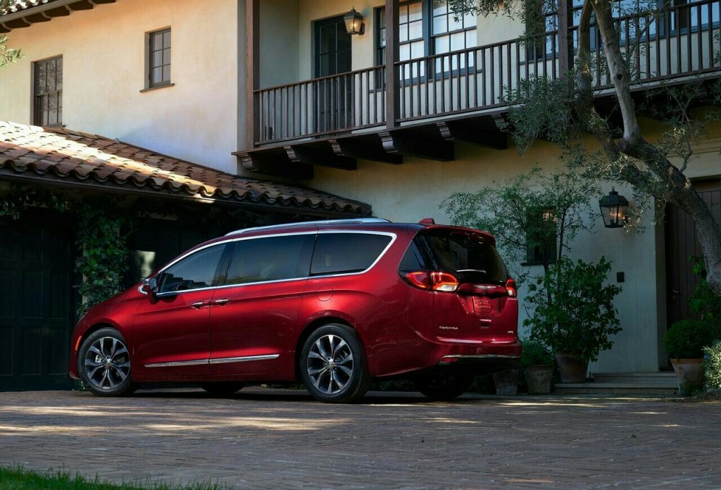 Chrysler Pacifica kırmızı gövde arkadan üç çeyrek görünüm