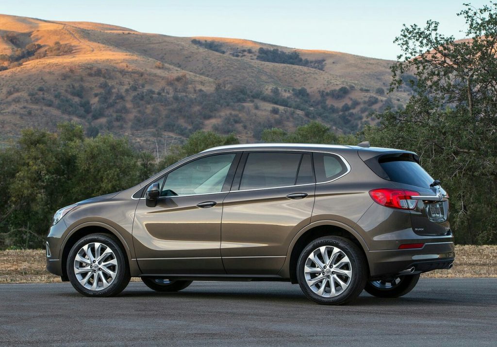 Buick Envision yan profil ve arka görünüm