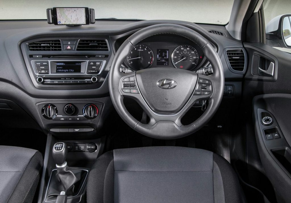 Hyundai i20 Coupe sağdan direksiyonlu kabin görünümü