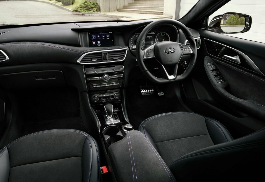 Infiniti Q30 direksiyon ve kokpit görünümü
