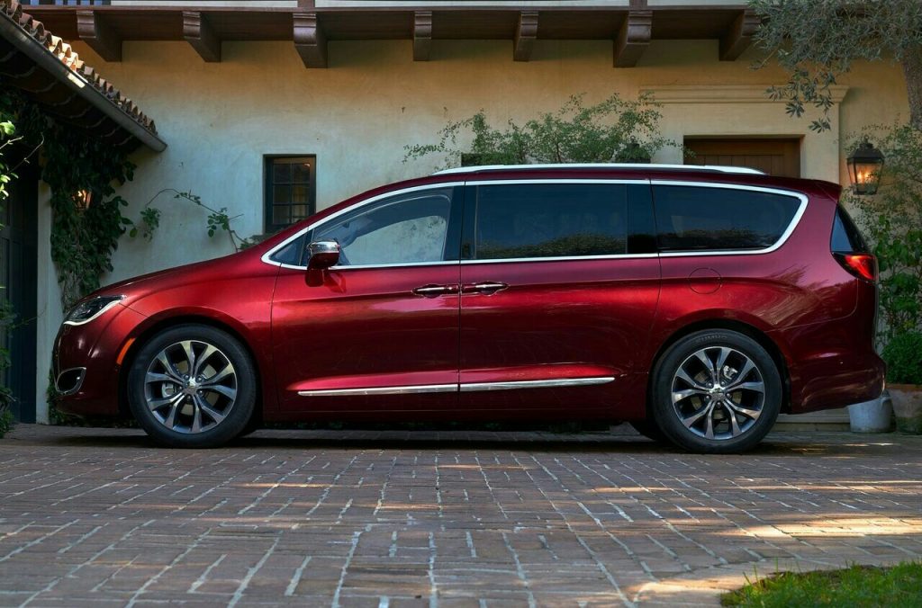 Chrysler Pacifica kırmızı gövde yandan görünüm