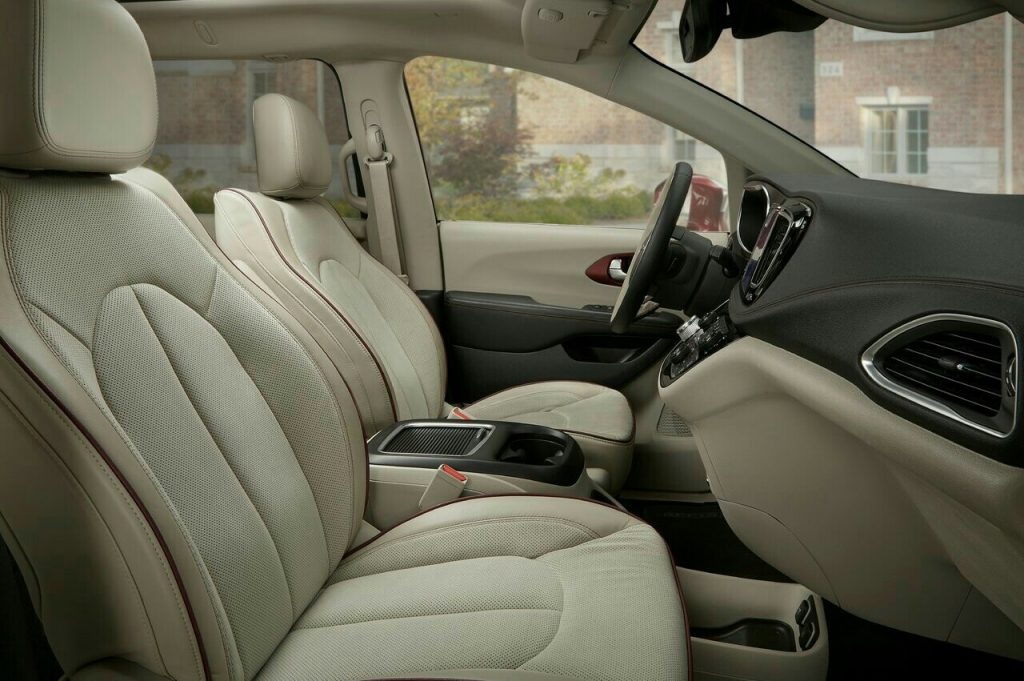 Chrysler Pacifica ön koltuklar ve kabin