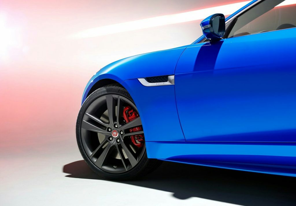 2017 Jaguar F-TYPE British Design Edition ön üç çeyrek görünümü