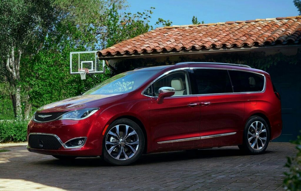 2017 Chrysler Pacifica kırmızı gövde önden üç çeyrek görünüm