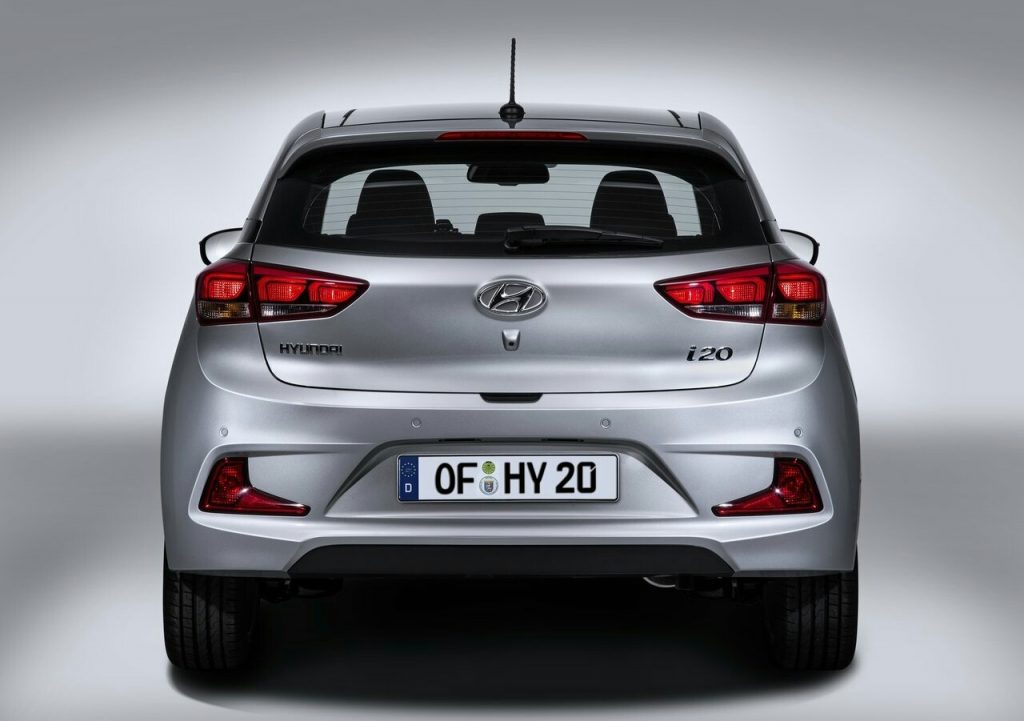 Hyundai i20 Coupe arkadan stüdyo görünümü