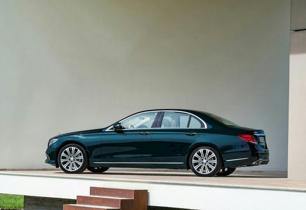 Mercedes-Benz E-Class W213 arka üç çeyrek görünümü