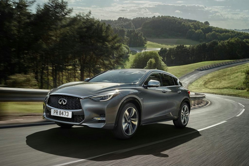 Infiniti Q30 önden üç çeyrek sürüş görünümü