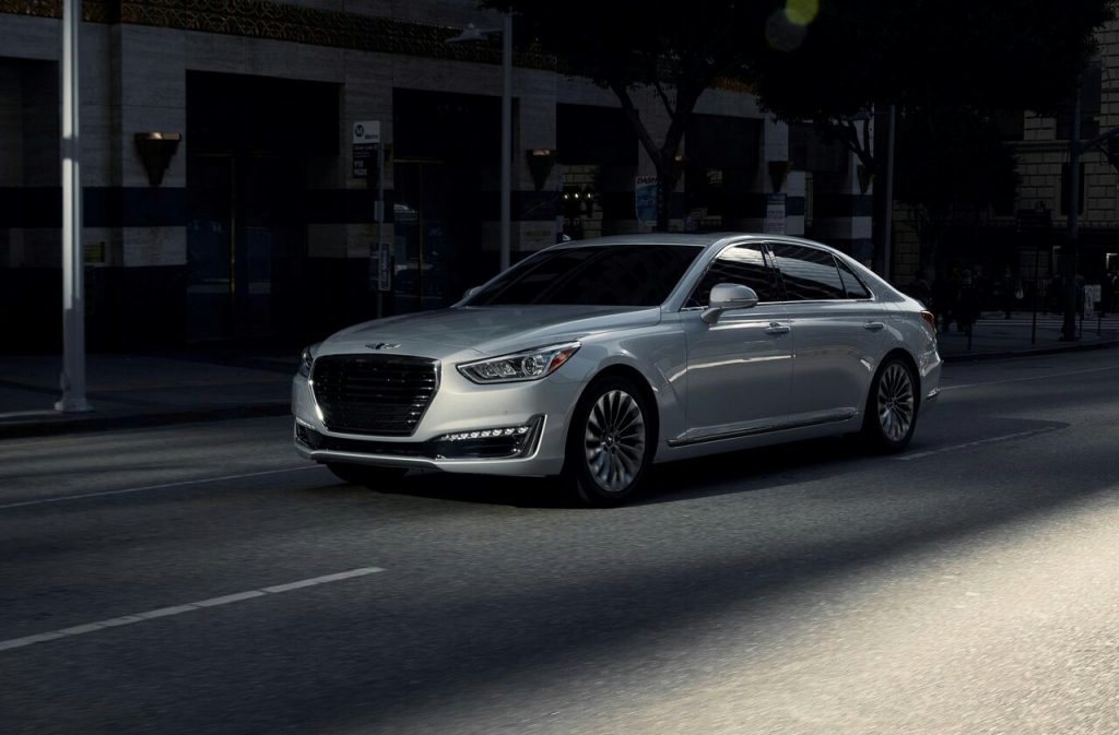 Genesis G90 lüks sedan iç mekan görünümü