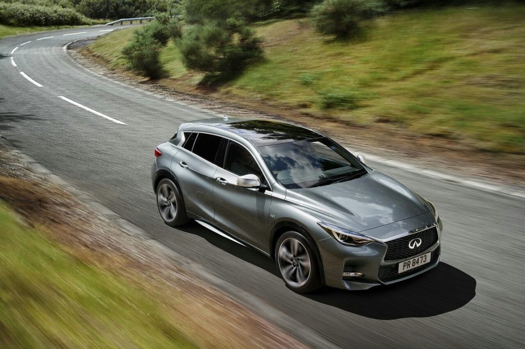 Infiniti Q30 üst açıdan sürüş görünümü