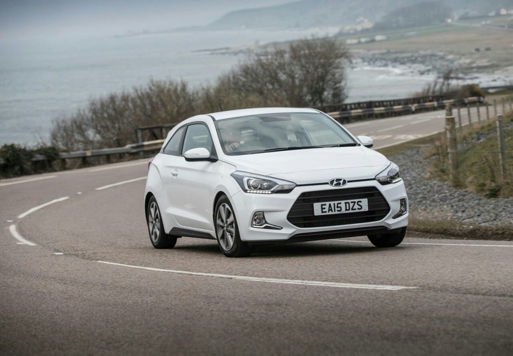 Hyundai i20 Coupe ön üç çeyrek sürüş görünümü