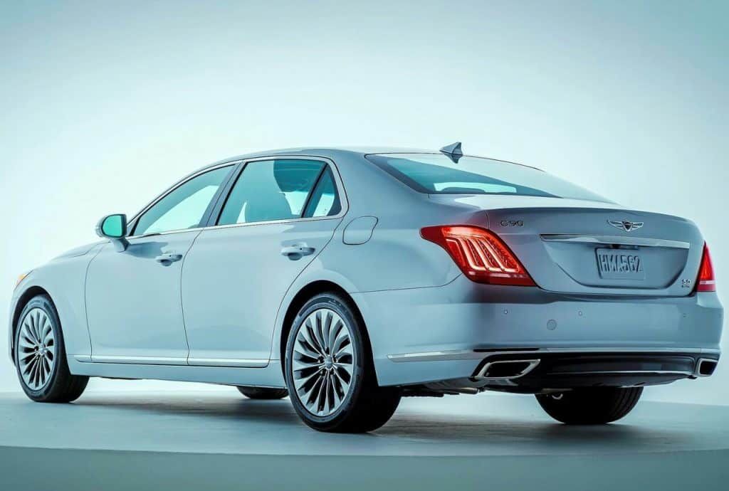Genesis G90 arka üç çeyrek görünüm