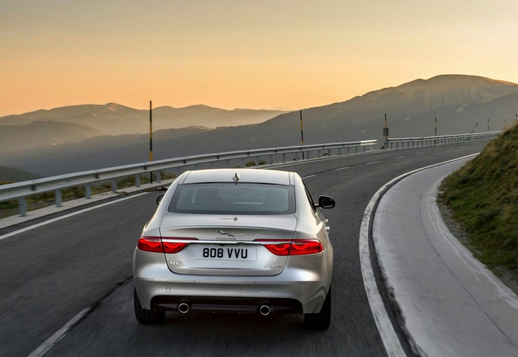 XF 3.0d sedan profil görünümü