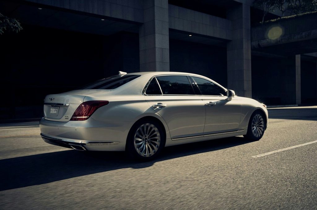 Genesis G90 ön koltuklar ve iç mekan detayları