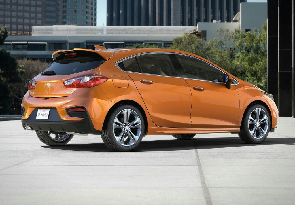 Chevrolet Cruze Hatchback turuncu gövde arka üç çeyrek görünümü