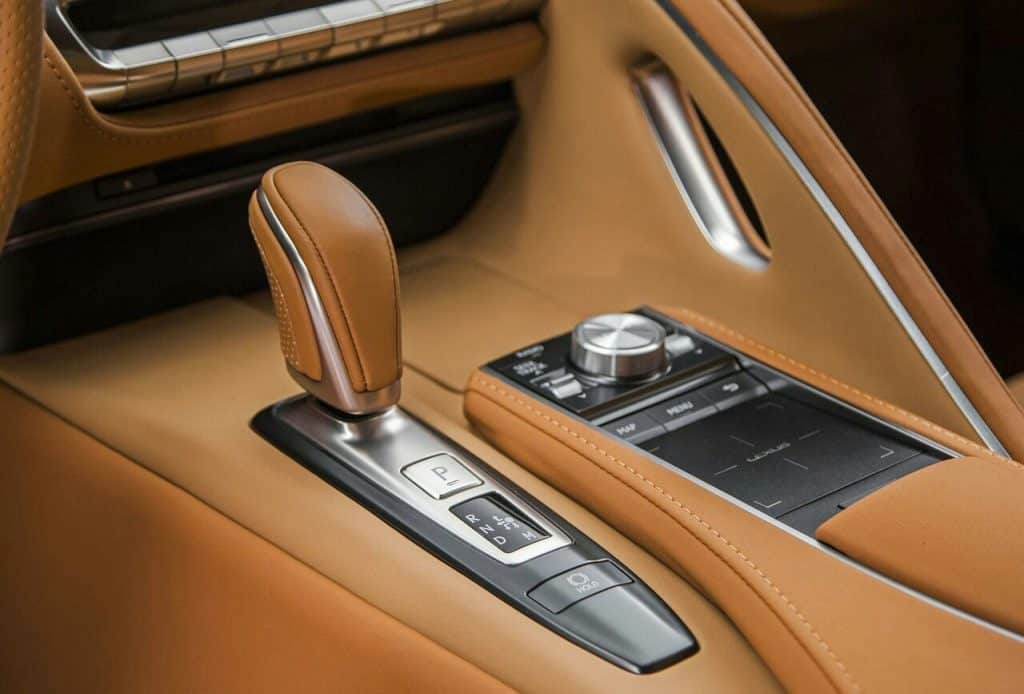 Lexus LC 500 vites seçici ve dokunmatik kumanda
