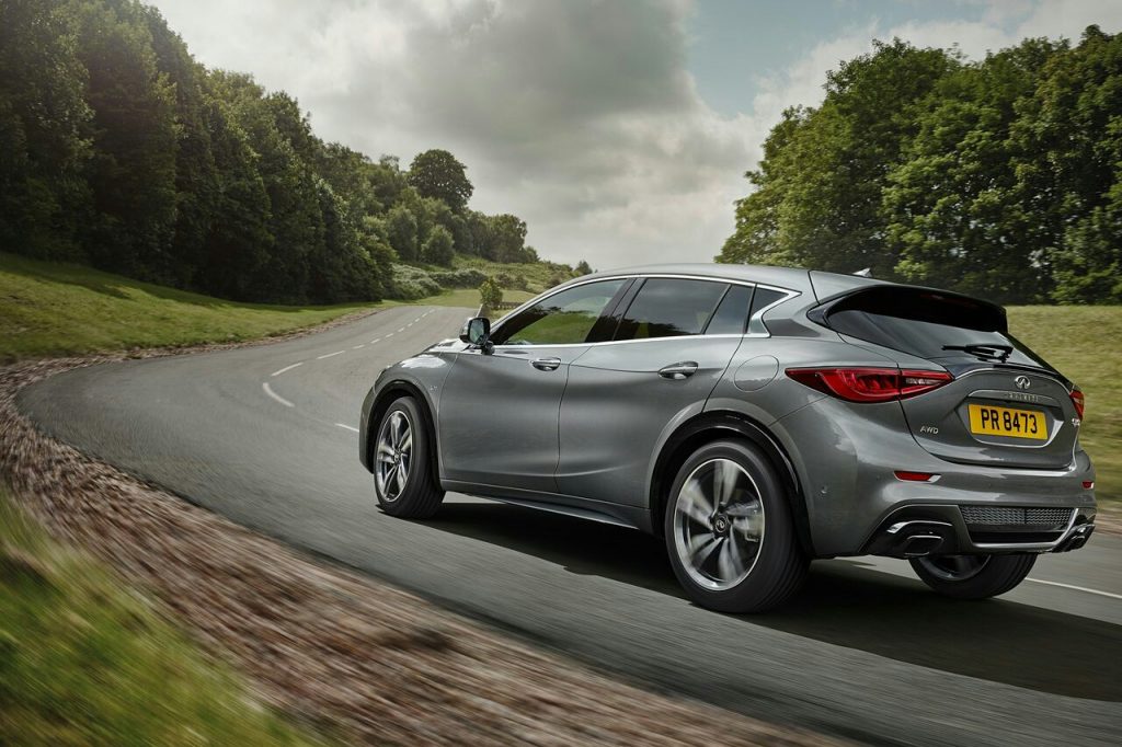 Infiniti Q30 AWD arka sürüş görünümü