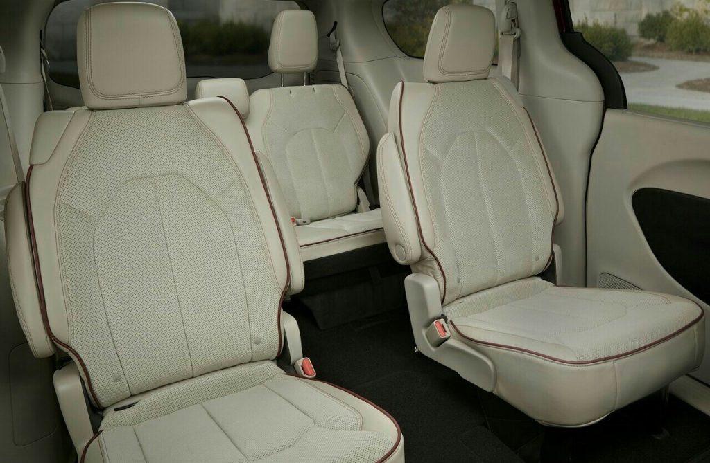 Chrysler Pacifica ikinci ve üçüncü sıra koltuklar