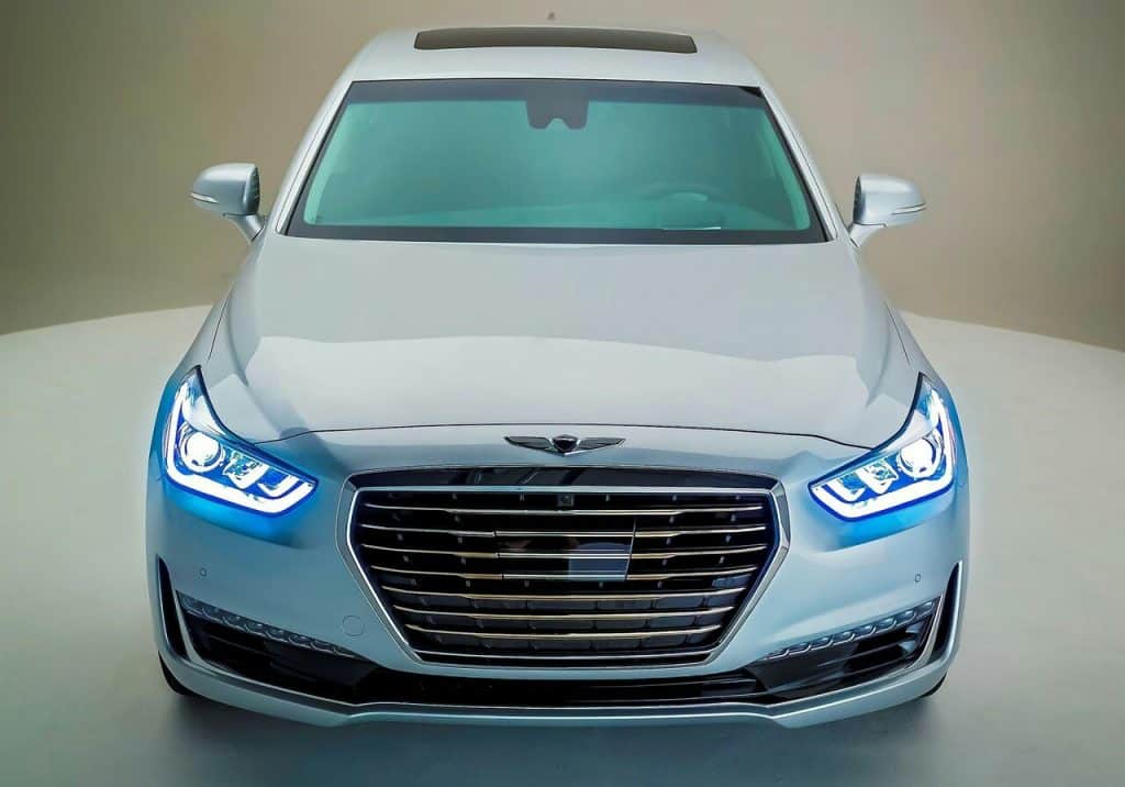 2017 Genesis G90 önden üç çeyrek görünüm