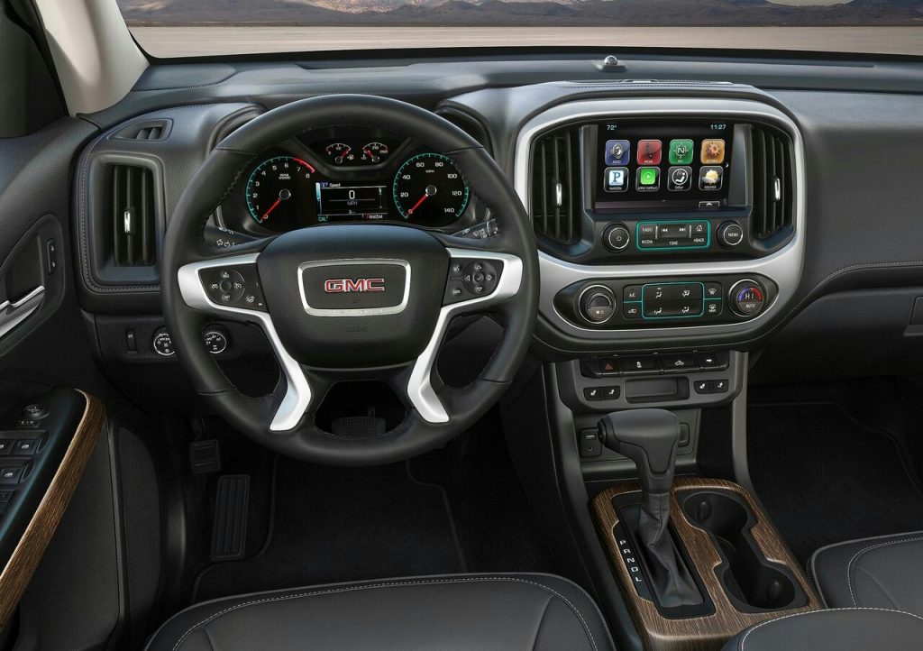 GMC Canyon Denali kabini direksiyon ve orta ekran