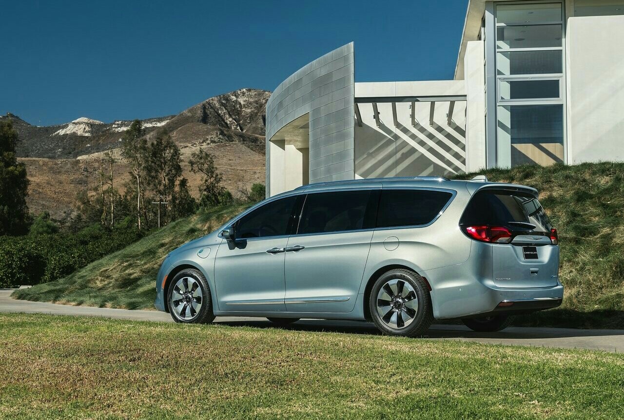Chrysler Pacifica Hybrid arkadan üç çeyrek görünüm