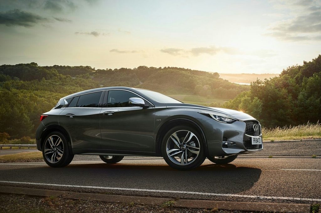 Infiniti Q30 2.0t yan ön görünüm