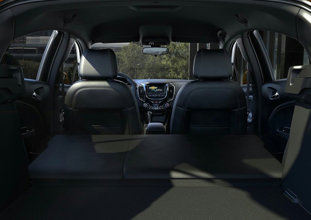Chevrolet Cruze Hatchback katlanmış arka koltuklar ve iç mekan