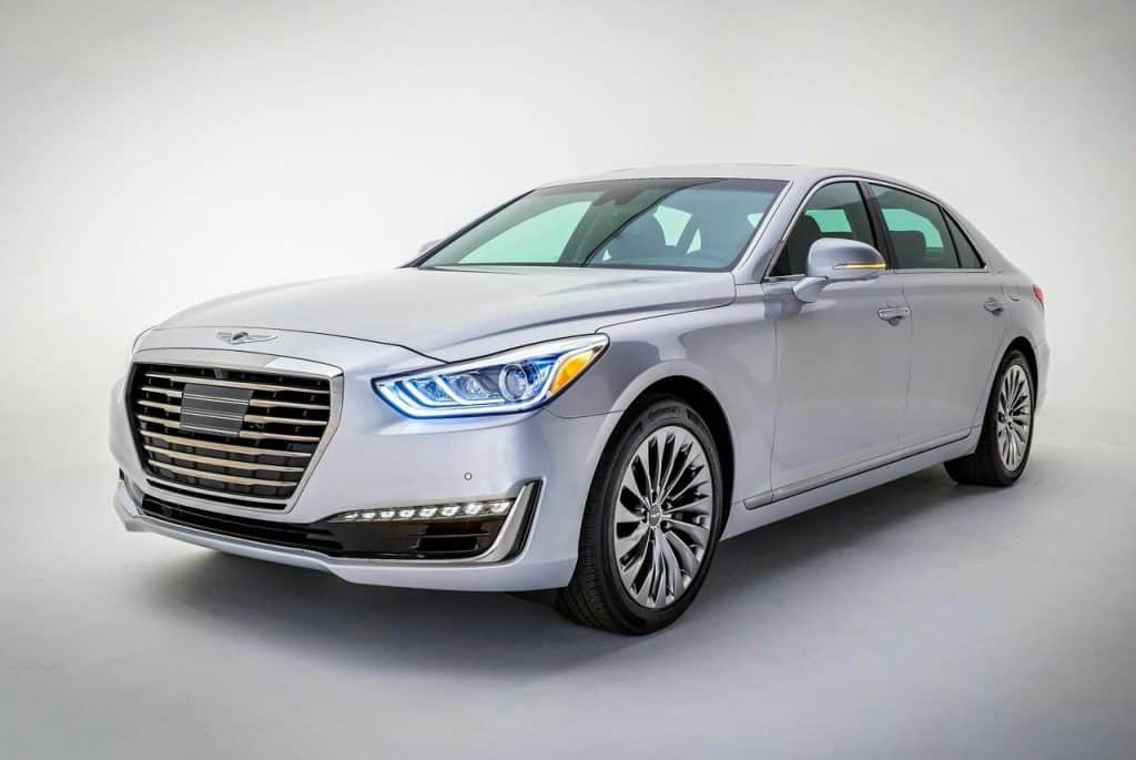 Genesis G90 yan profil ve uzun sedan gövdesi