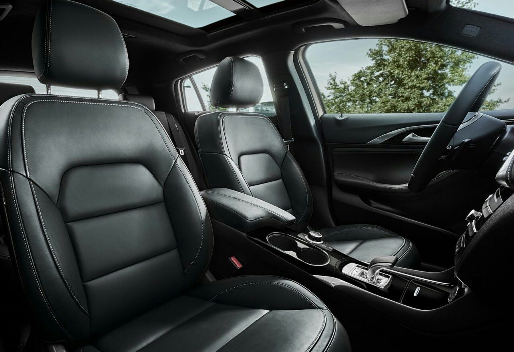 Infiniti Q30 ön koltuklar ve panoramik tavan