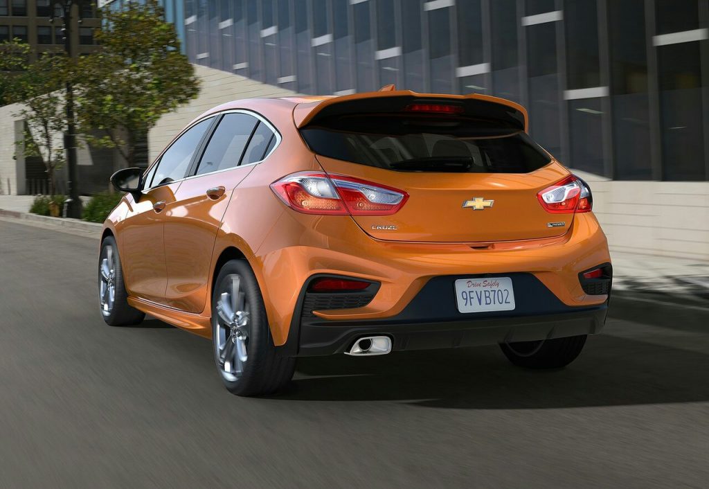 Chevrolet Cruze Hatchback hareket halinde arka görünüm