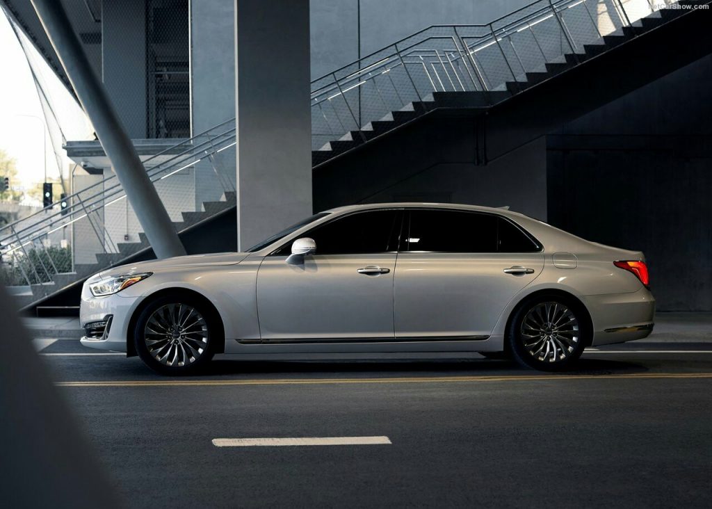 Genesis G90 jant ve yan gövde detayı