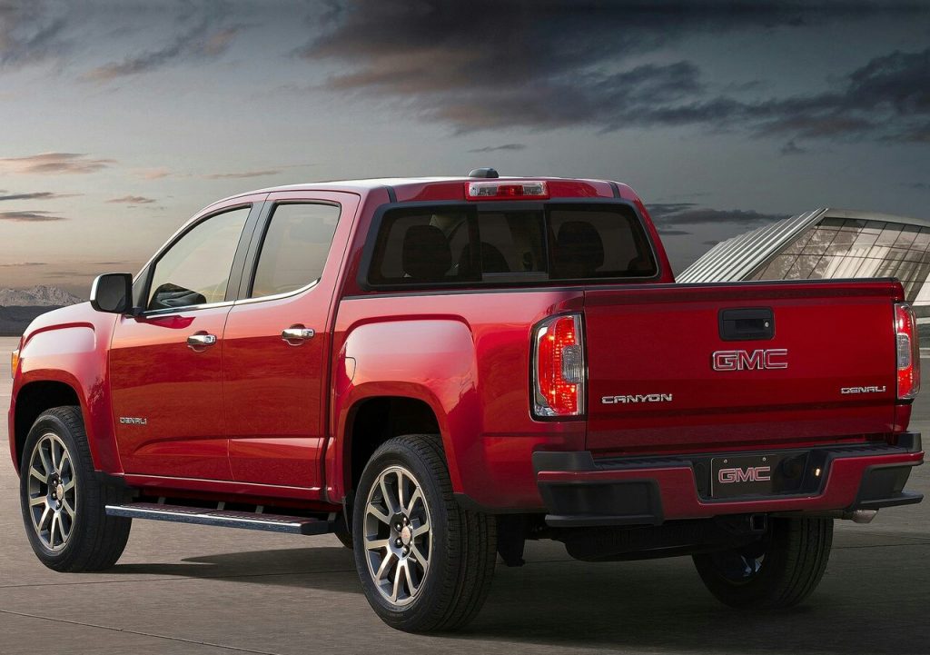 GMC Canyon Denali arka üç çeyrek görünüm Canyon ve Denali rozetleri