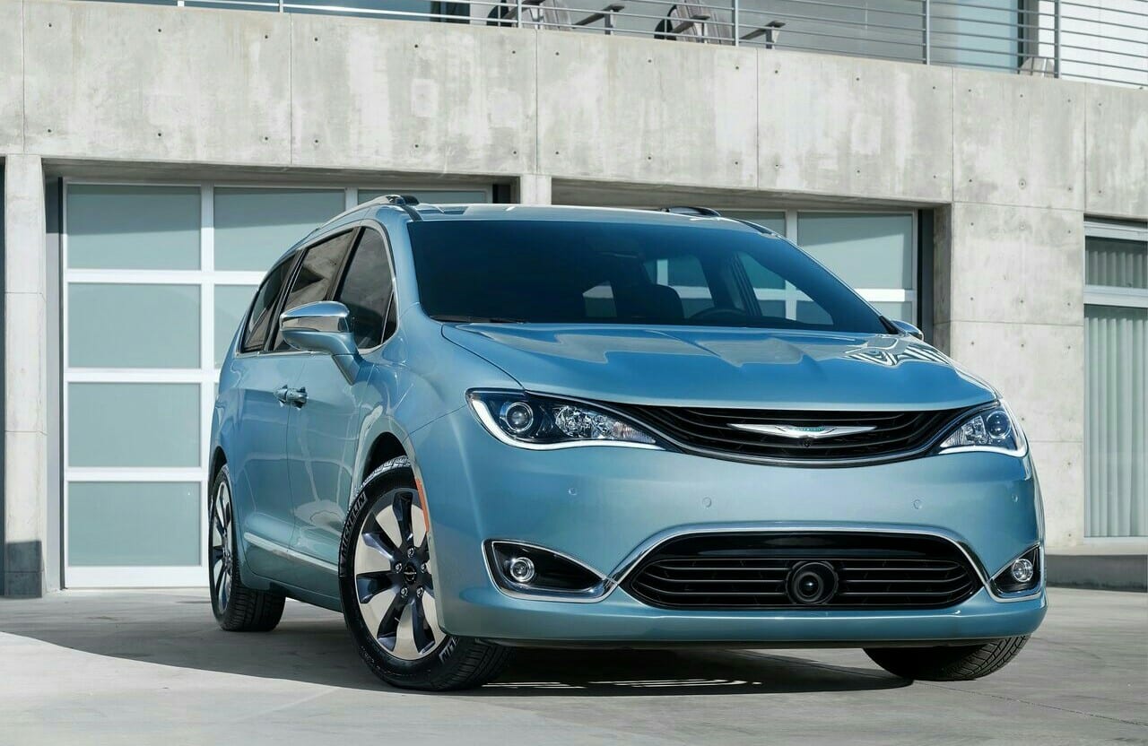 Chrysler Pacifica Hybrid önden üç çeyrek görünüm