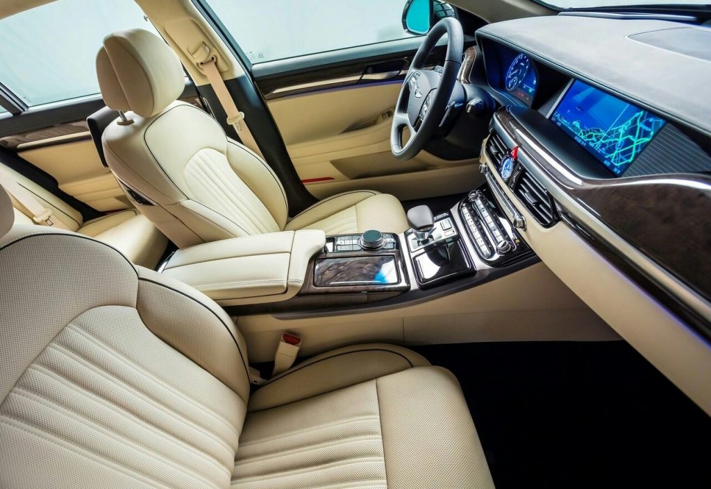Genesis G90 arka koltuk ve yolcu alanı