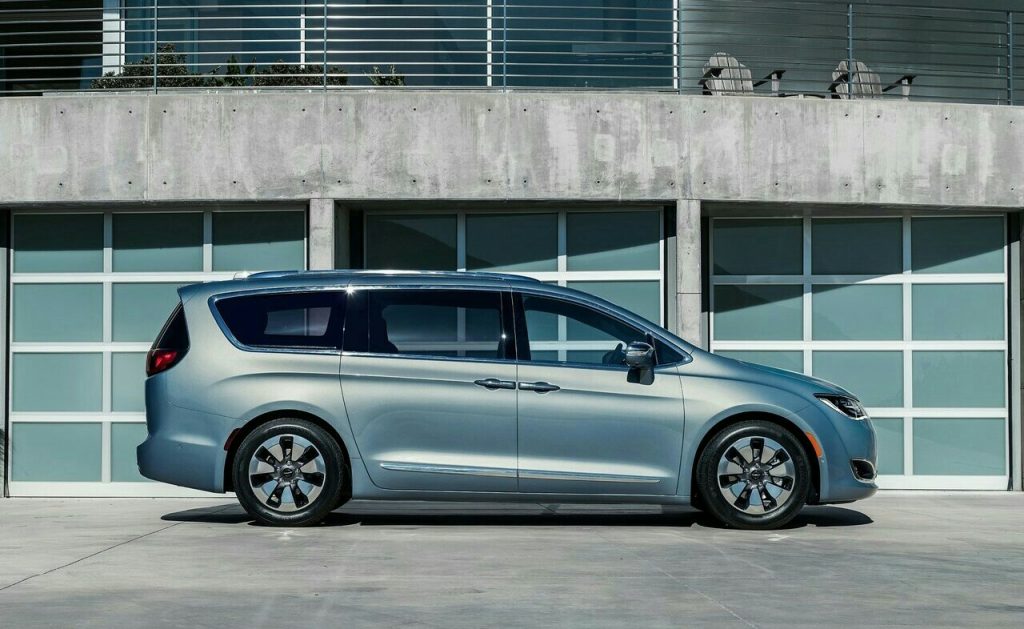 Chrysler Pacifica Hybrid yandan görünüm