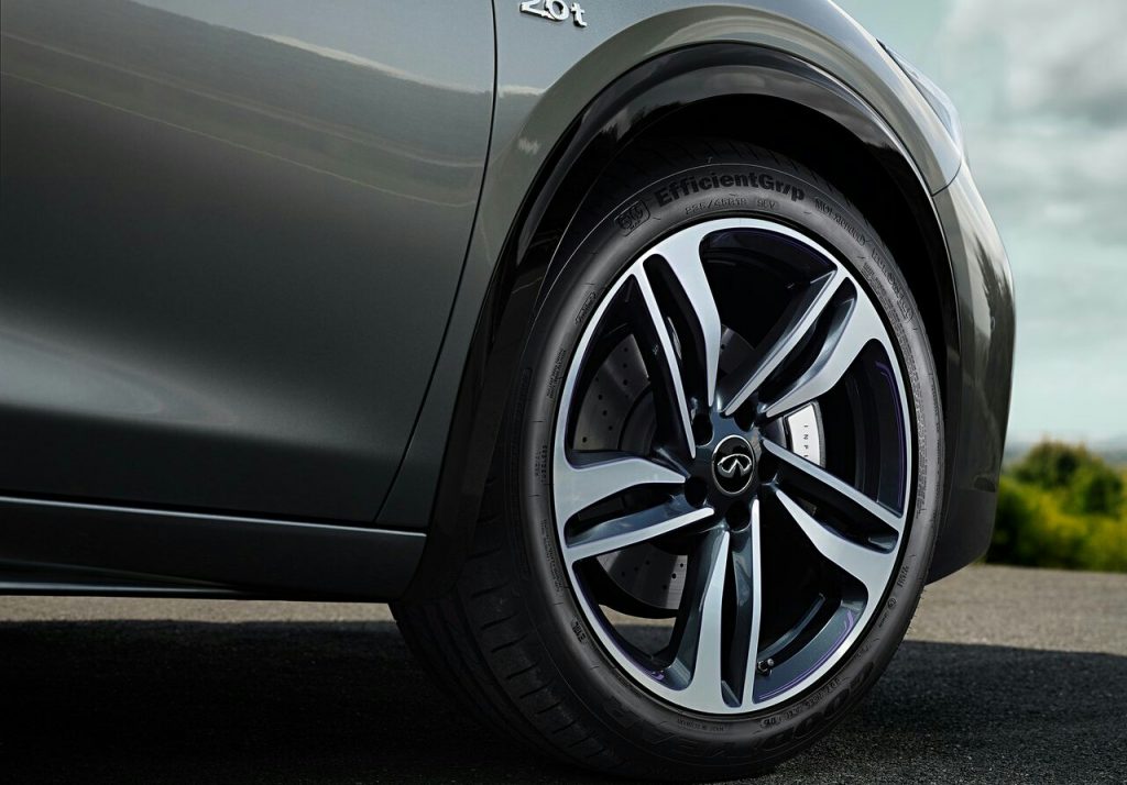 Infiniti Q30 jant ve 2.0t rozet detayı
