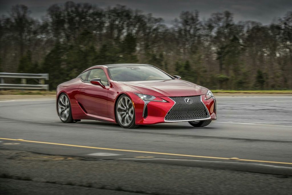 Lexus LC 500 hareket halinde ön üç çeyrek görünüm
