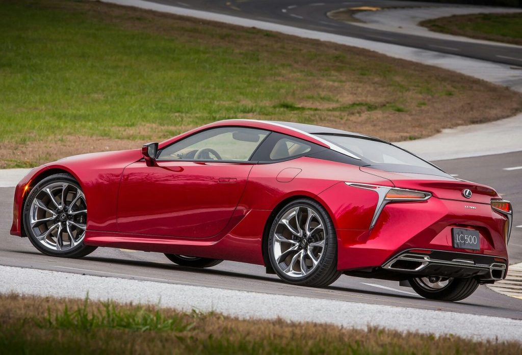 Lexus LC 500 hareket halinde arka üç çeyrek görünüm
